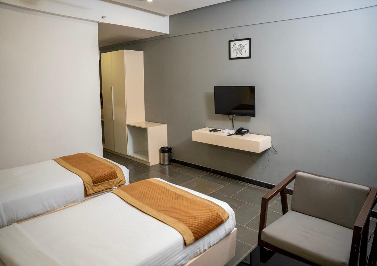 Hotel Dwarawata Dharwad Esterno foto