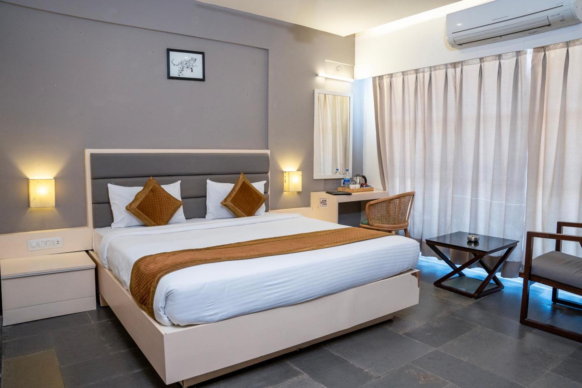 Hotel Dwarawata Dharwad Esterno foto