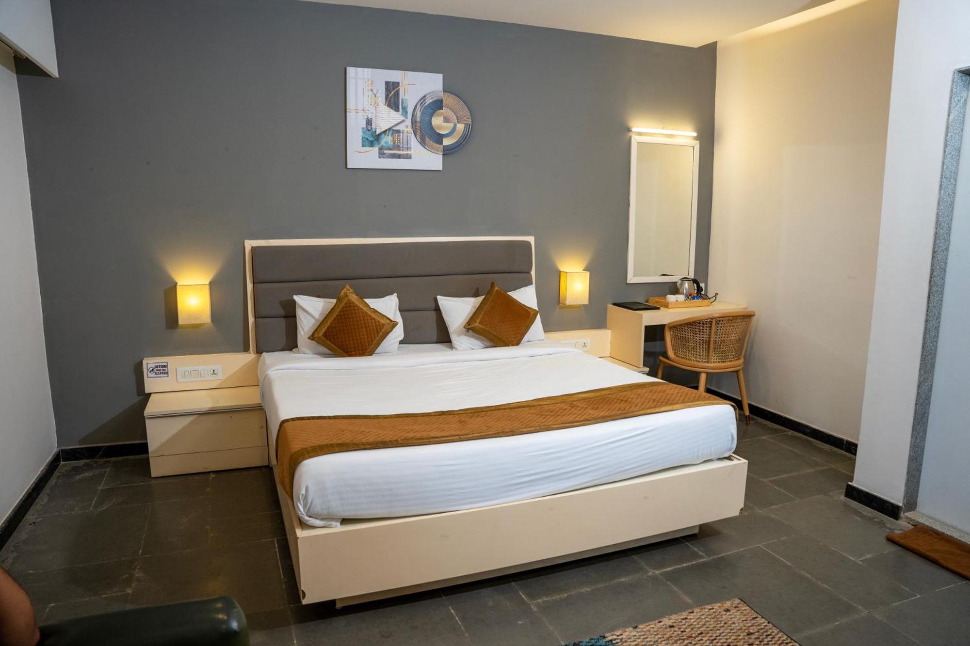 Hotel Dwarawata Dharwad Esterno foto