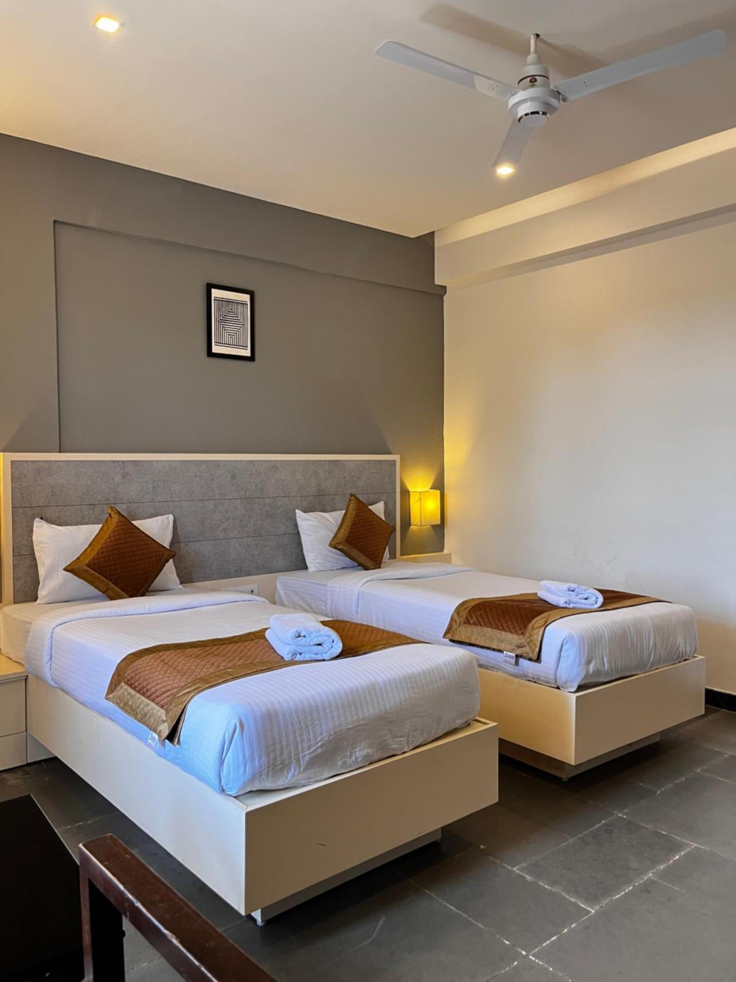 Hotel Dwarawata Dharwad Esterno foto