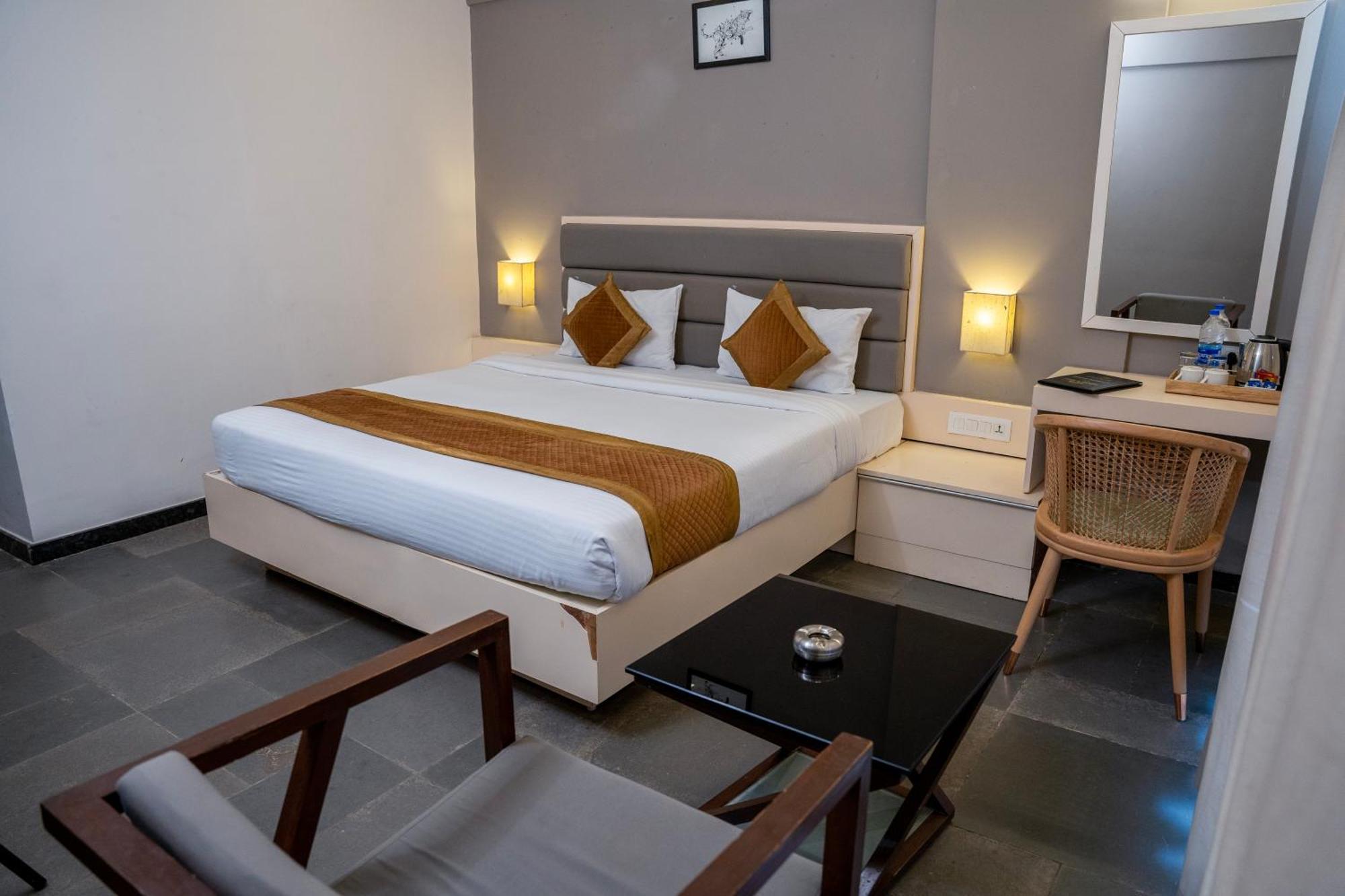 Hotel Dwarawata Dharwad Esterno foto