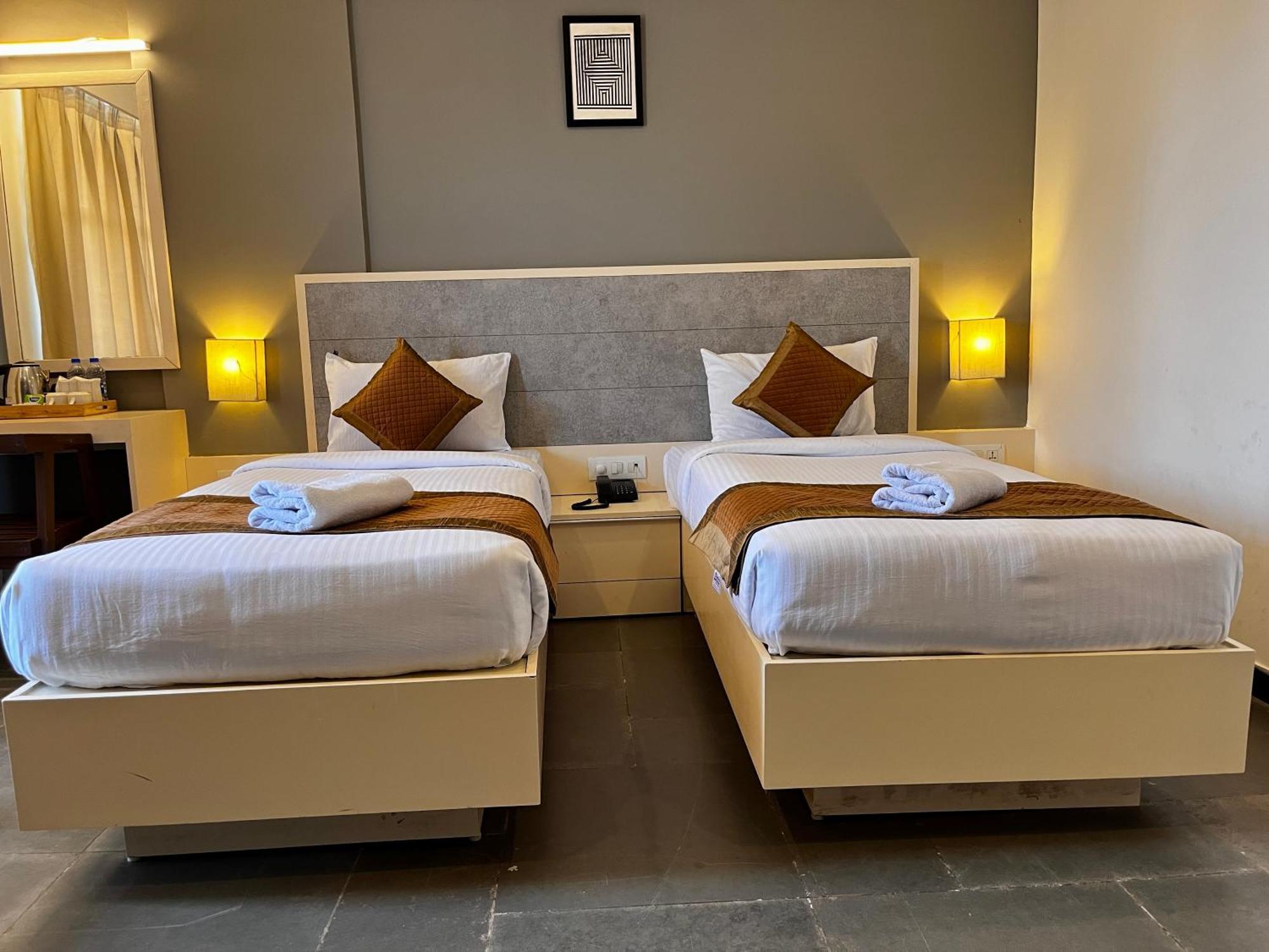 Hotel Dwarawata Dharwad Esterno foto