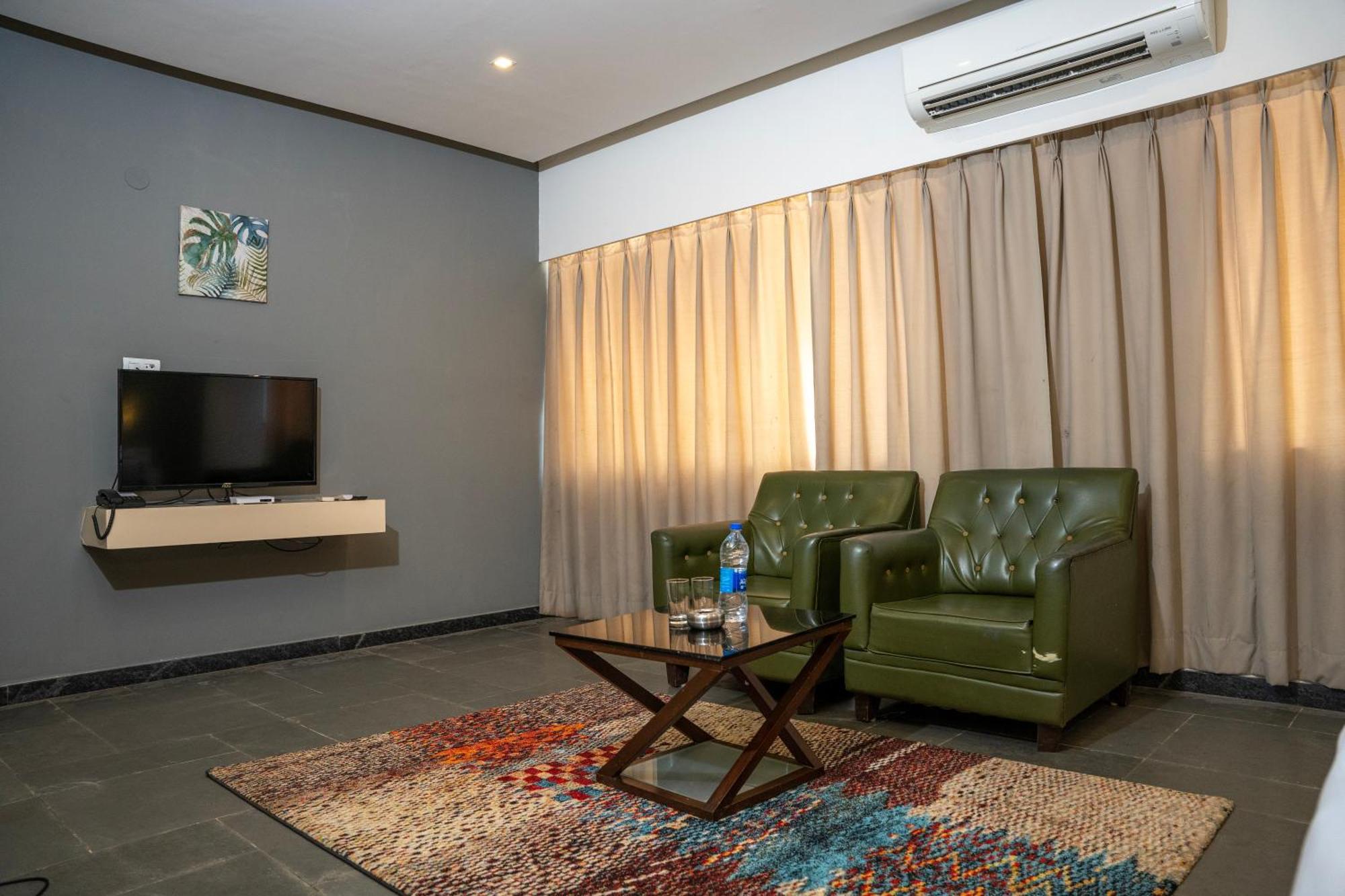 Hotel Dwarawata Dharwad Esterno foto
