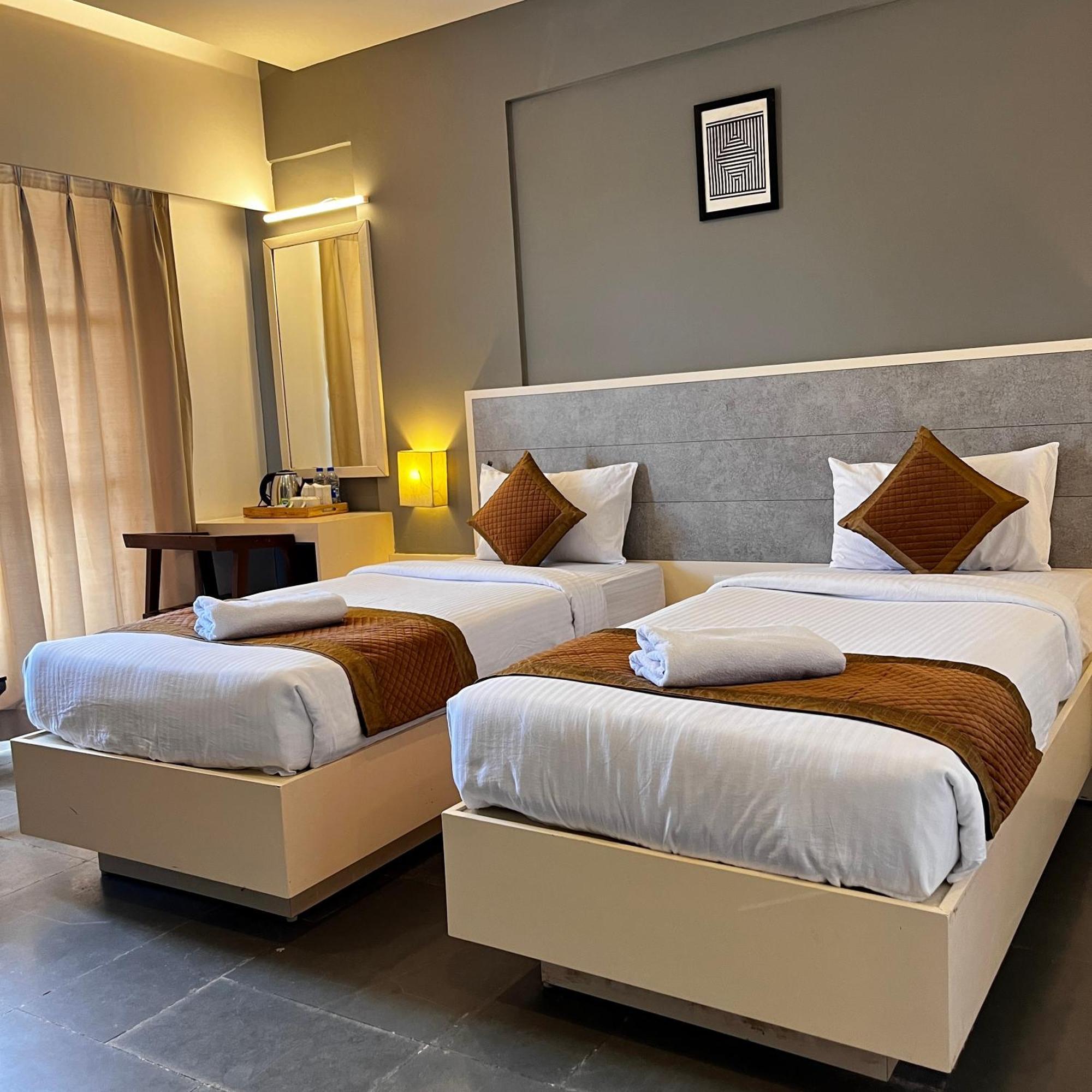 Hotel Dwarawata Dharwad Esterno foto