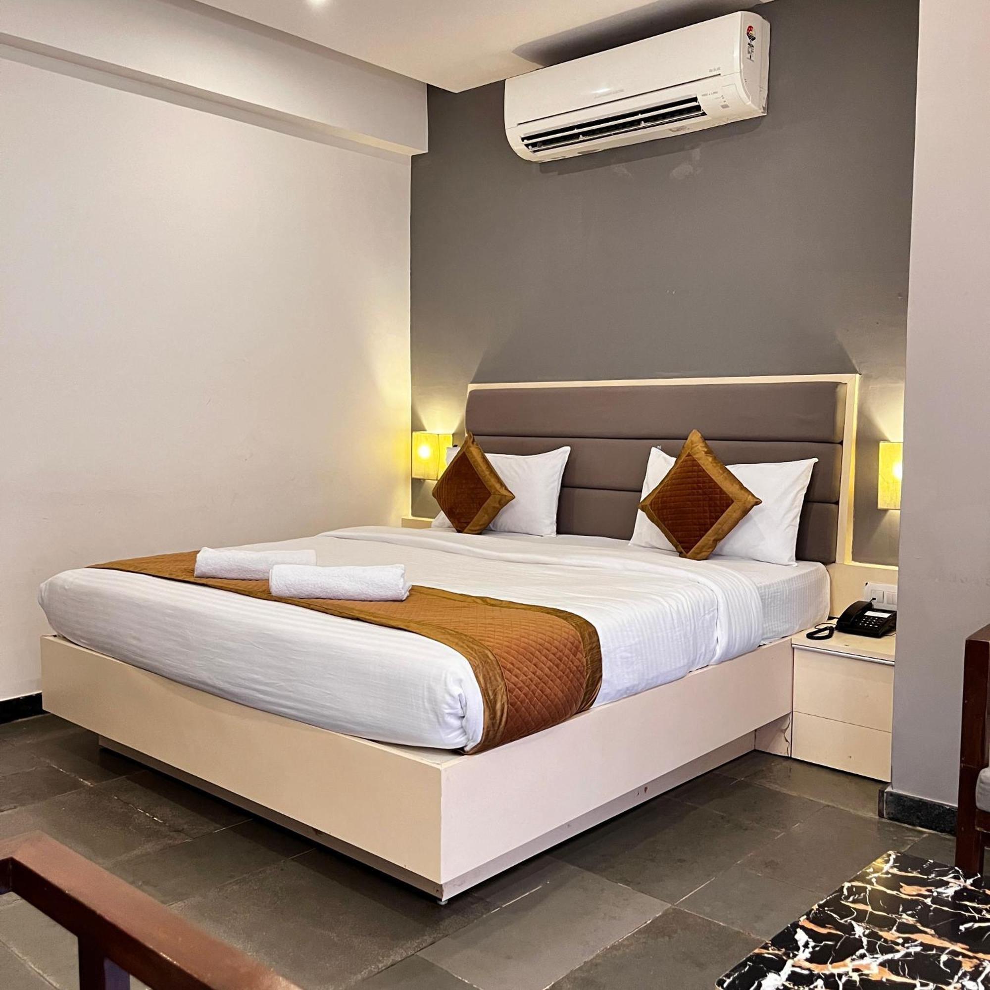 Hotel Dwarawata Dharwad Esterno foto